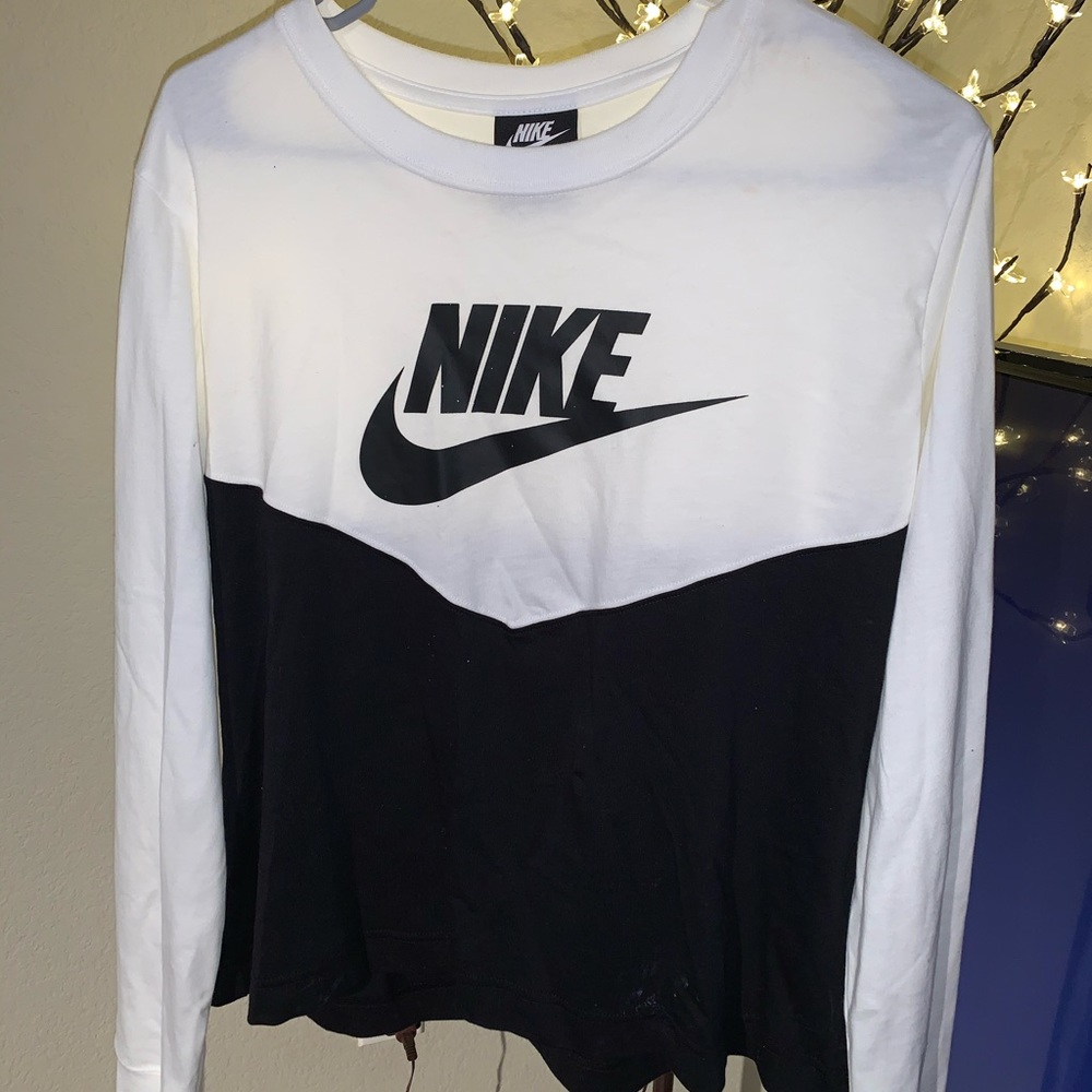 ✔️ NWOT ✔️ NIKE Long Sleeve ✔️